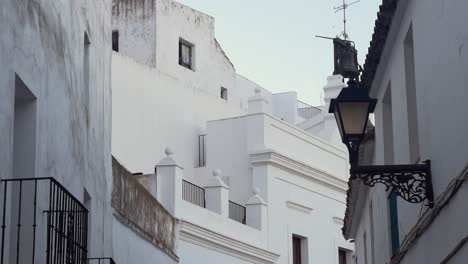 Característica-Arquitectura-Urbana-Urbana-Española,-Que-Recuerda-Al-Estilo-Mediterráneo,-Evocando-Una-Sensación-De-Elegancia-Atemporal-Y-Riqueza-Cultural.