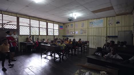 Aula-Niños-Indonesios-Gimnasio-Pueblo-Escuela-Sistema-Educativo-Del-Tercer-Mundo