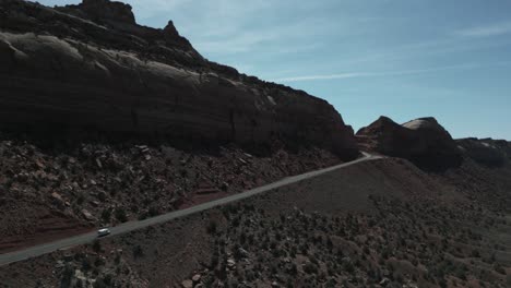 Una-Camioneta-Solitaria-Recorre-La-Carretera,-Cruzando-Los-Paisajes-áridos-De-Utah,-Estados-Unidos,-Encarnando-La-Vida-En-Furgoneta,-Un-Estilo-De-Vida-Marcado-Por-La-Libertad,-La-Exploración-Y-La-Aventura-Incesante-De-La-Carretera-Abierta.