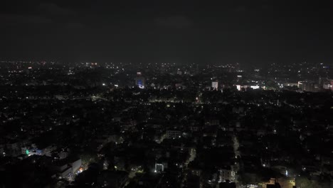 Toma-Aérea-Nublada-De-La-Ciudad-De-Chennai-Con-Toma-Nocturna-De-Edificios.