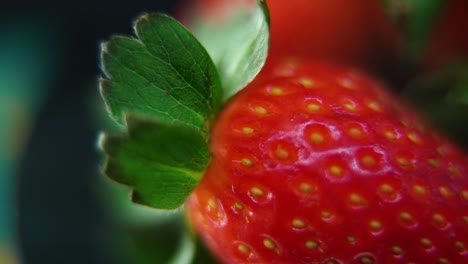 Makro-Detailvideo-Eines-Erdbeerhaufens,-Rote-Rohe-Erdbeeren,-Grünes-Blatt,-Auf-Einem-Rotierenden-Ständer,-Sanfte-Bewegung,-Zeitlupe-120 fps