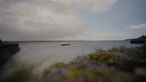 Pequeño-Barco-Anclado-En-El-Río-Ganar-En-Escocia