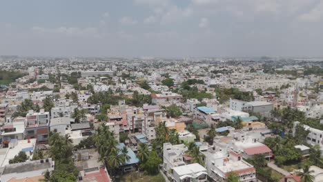 Una-Inmersiva-Toma-De-Drones-De-Chennai,-Que-Revela-Las-Maravillas-Arquitectónicas-De-La-Ciudad-Y-Las-Bulliciosas-Calles-Bajo-Un-Cielo-Nublado