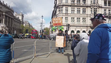 Un-Manifestante-Sobre-El-Cambio-Climático-Con-Sus-Carteles-En-Westminster.