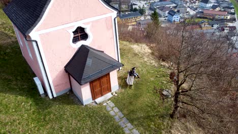 Turista-Africano,-Dominado-Por-Un-Dron-En-Kalvarienberg-Con-Vistas-Al-Lago-Traunsee-En-Ebensee,-Región-De-Salzkammergut,-Sereno-Telón-De-Fondo-Montañoso