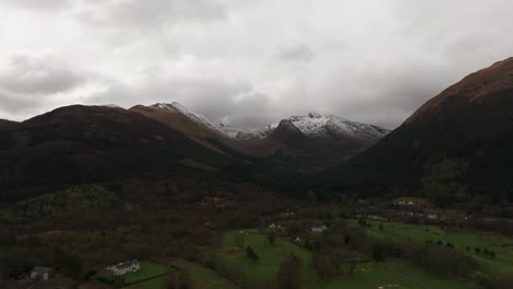 Luftaufnahme-Der-Beinn-A-Bheithir-Munros,-Die-Im-Winter-Mit-Schnee-Bedeckt-Sind