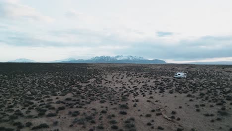 Casas-Rodantes-Que-Viajan-Por-Caminos-Desérticos-Cerca-De-Salt-Lake-City-En-Utah,-Estados-Unidos