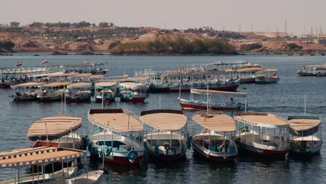 Boot-Fährt-In-Die-Bucht-Ein-Nach-Einer-Geführten-Tour-Im-Assuan-Staudamm-Und-Dem-Nassersee,-Ägypten,-Besuchen-Sie-Die-Tempelanlage-Von-Philae-Auf-Der-Insel