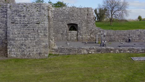 Retirada-Aérea-Desde-El-Interior-De-La-Abadía-De-Annaghdown-Hasta-La-Entrada,-Revelando-Detalles-De-Las-Ruinas