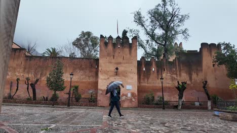 Medina-Von-Chefchaouen,-Marokko-Regnet