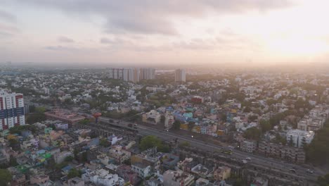 Eine-Immersive-Luftaufnahme,-Die-Das-Pulsierende-Leben-Von-Chennai-Zeigt,-Mit-Wohnvierteln,-Belebten-Straßen-Und-Dynamischen-Verkehrsmustern