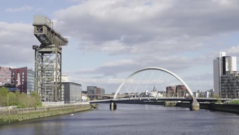 Statischer-Blick-Auf-Den-Fluss-Clyde,-Glasgow,-Finnieston-Crane-Und-Clyde-Arc