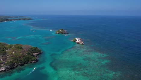 Islas-Del-Rosario-En-El-Mar-Caribe,-Vista-Aérea-Del-Paisaje-Tropical,-Cartagena,-Colombia