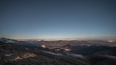 Bergblick-In-Der-Dämmerung-Mit-Sternenhimmel-Und-Tallichtern,-Zeitraffer