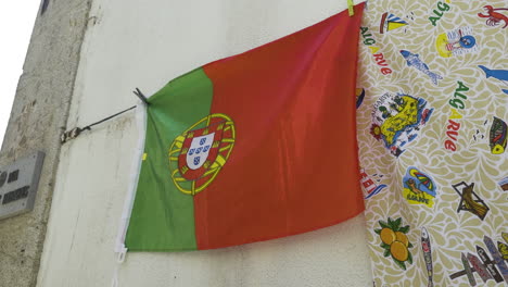 Portugals-Nationalflagge-Hängt-An-Einer-Wäscheleine-Mit-Wäscheklammern,-Die-Im-Wind-Wehen