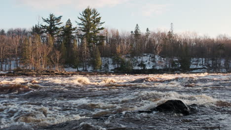 Cálido-Resplandor-Del-Crepúsculo-En-Los-Rápidos-De-Un-Rápido-Río-En-El-Norte-De-Minnesota