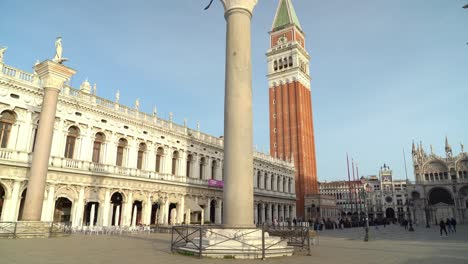 Majestätische-Und-Wunderschöne-Architektur-Des-Markusturms-Und-Der-Markuskolonne-Auf-Dem-Markusplatz-In-Venedig