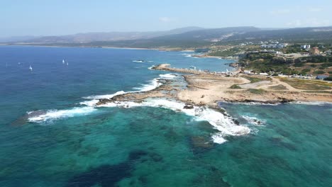 Strand-Von-Agios-Georgios-Auf-Zypern-Mit-Klarem,-Türkisfarbenem-Wasser-Und-Segelbooten,-Luftaufnahme