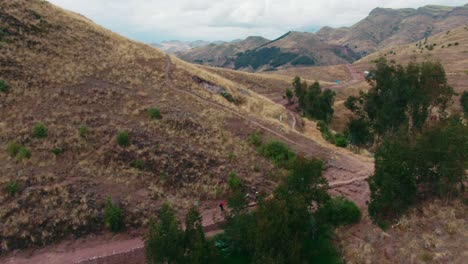 Travelers-on-route-to-the-historical-site-of-Huancaure,-ruins-of-the-Old-City-of-Cusco,-Peru