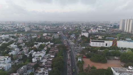 Eine-Faszinierende-Luftaufnahme-Der-Stadt-Chennai,-Die-Das-Pulsierende-Straßenleben-Und-Die-Architektonischen-Wunder-Inmitten-Eines-Bewölkten-Himmels-Zeigt