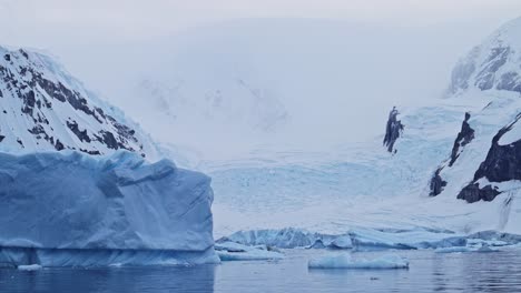 Montañas-Y-Océano-Del-Iceberg-De-La-Antártida,-Hermoso-Y-Espectacular-Paisaje-Costero-Azul-Y-Paisaje-Marino-En-La-Costa-De-La-Península-Antártica,-Escena-Marina-Helada-De-Invierno-Con-Hielo