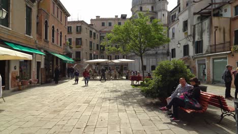 Menschen-Genießen-Die-Sonne-In-Der-Historischen-Inselstadt-Venedig