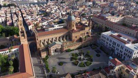 Catedral-De-Palermo-Al-Amanecer---Hermoso-Disparo-De-Drone-En-órbita