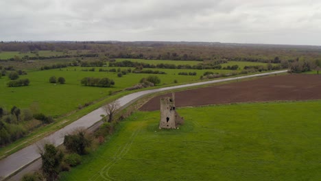 El-Castillo-De-Srah-Se-Encuentra-Desolado-En-Un-Campo-De-Hierba-Junto-Al-Gran-Canal-En-La-Campiña-Irlandesa