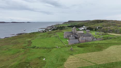 Toma-De-Drones-De-La-Isla-De-Iona,-Escocia,-Reino-Unido,-Edificio-De-La-Abadía-Y-El-Convento-En-Un-Paisaje-Verde