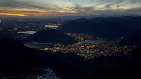 Con-Vistas-Al-Paisaje-Urbano-Iluminado-De-Lecco-Desde-La-Montaña-Durante-El-Anochecer