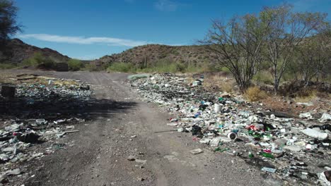 Basura-A-Lo-Largo-De-La-Carretera-Del-Desierto-En-Mulegé,-Baja-California-Sur,-México---Drone-Volando-Hacia-Adelante