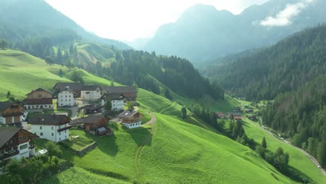 Filmische-Luftaufnahmen-Der-Malerischen-Bauernhäuser-Auf-Den-üppig-Grünen-Hügeln-Des-Dorfes-La-Val-In-Den-Italienischen-Dolomiten