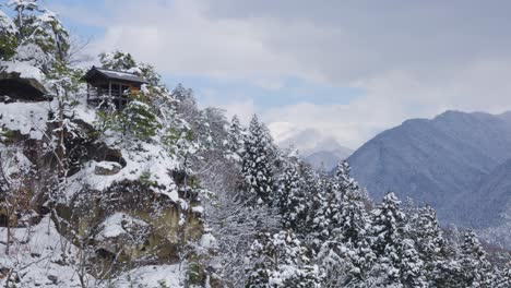 Templo-Budista-De-Montaña-En-Yamagata-Japón,-Paisaje-Invernal-Cubierto-De-Nieve