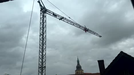 Drehkran-Auf-Der-Baustelle-Gegen-Bewölkten-Himmel