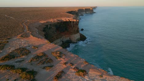 Parallax-Drohnenaufnahme-Der-Nullarbor-Klippen-Bei-Sonnenuntergang-In-Südaustralien