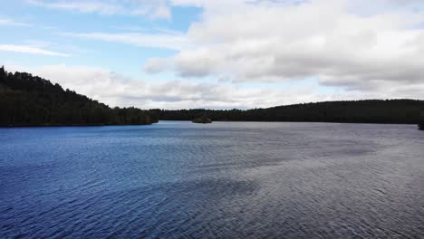 Loch-An-Eilein,-Umgeben-Von-Kiefern-Des-Rothiemurchus-Waldes