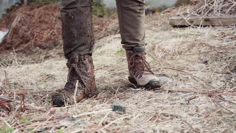 Botas-De-Granjero-Con-Barro-Junto-Al-Perro-Malamute-De-Alaska-En-El-Campo