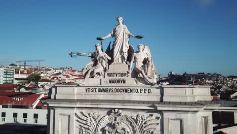 Lissabon,-Drohnenaufnahmen-Der-Statue-Des-Oberen-Teils-Des-Bogens-Der-Rua-Agusta,-Die-An-Einem-Wunderschönen-Sonnigen-Tag-Mit-Blauem-Himmel-Und-Weißen-Wolken-Von-Links-Nach-Rechts-Gleiten