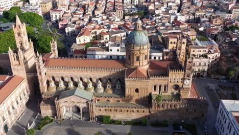 Impresionante-Vista-Aérea-Sobre-La-Catedral-De-Palermo-En-Un-Día-Típico-En-Sicilia