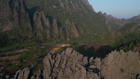 Drohnenaufnahme-Schroffer-Klippen-In-Vang-Vieng,-Der-Abenteuerhauptstadt-Von-Laos