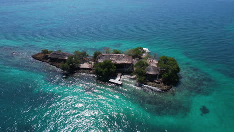 Toma-De-Drones-De-Una-Pequeña-Isla-Tropical-Privada-En-El-Mar-Caribe.