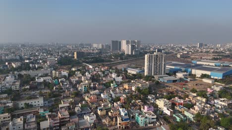 Eine-Bezaubernde-Drohnenaufnahme-Von-Chennai,-Die-Die-Architektonischen-Wunder-Der-Stadt-Und-Das-Pulsierende-Straßenleben-Vor-Dem-Hintergrund-Wirbelnder-Wolken-Hervorhebt