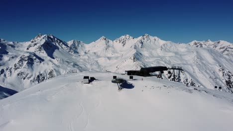 Telecabina-Cerrada-En-La-Cima-Del-Pico-De-La-Montaña-Blanca-En-Los-Alpes