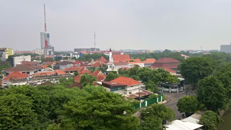 Las-Hermosas-áreas-Verdes-En-El-Centro-De-Surabaya-Preservan-La-Complejidad-De-Los-Desafíos-De-Contaminación-En-Medio-De-La-Urbanización.