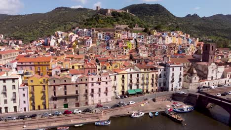 Explore-Las-Cautivadoras-Calles-Y-La-Arquitectura-De-Bosa,-Cerdeña,-A-Través-De-Impresionantes-Imágenes-Tomadas-Con-Drones.