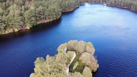 Vista-Aérea-Del-Lago-An-Eilein-Rodeado-De-Pinos-Del-Bosque-De-Rothiemurchus