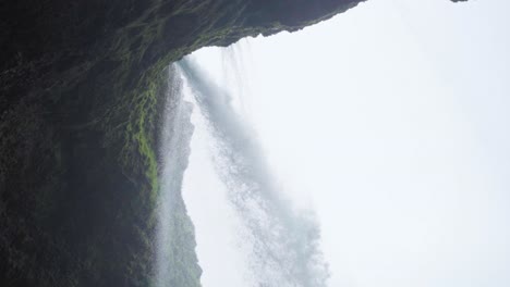 Blick-Nach-Oben-Auf-Einen-Wasserfall-In-Island---Zeitlupe