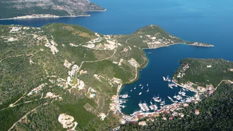 Antena-Del-Destino-De-Navegación-De-La-Bahía-De-La-Ciudad-De-Sivota-En-La-Isla-De-Lefkada,-Grecia