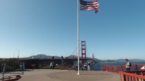 Puente-Golden-Gate-Con-Bandera-Americana-En-El-Punto-De-Vista-Del-Puente-Golden-Gate-Sur,-California,-EE.UU.