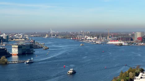 Puerto-Panorámico-De-Amsterdam-En-Holanda-Con-Barcos-Navegando